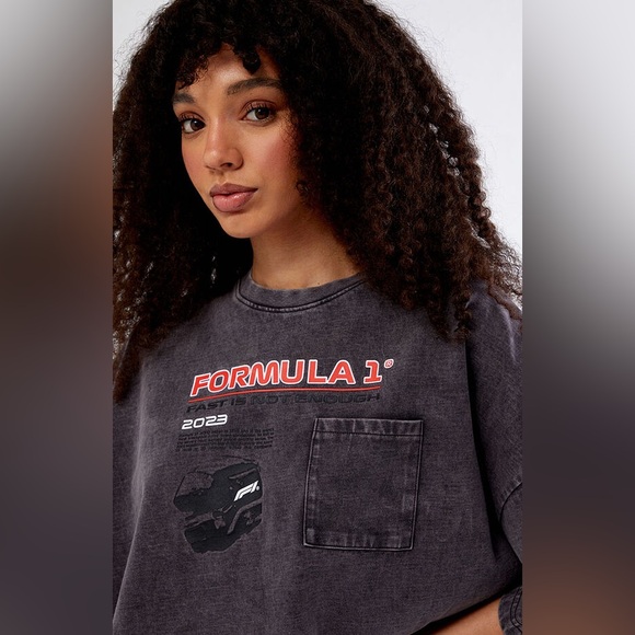 Formula 1 x PacSun Women’s Helmet Sport Cropped Tee in Charcoal Size M - Picture 2 of 12